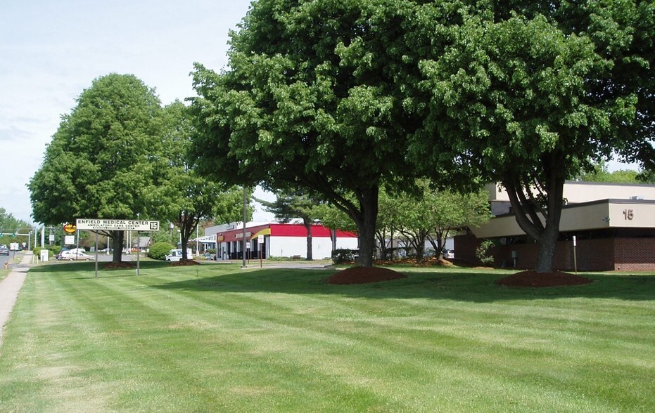 15 Palomba Dr, Enfield, CT à vendre - Photo de l’immeuble – Image 3 sur 5