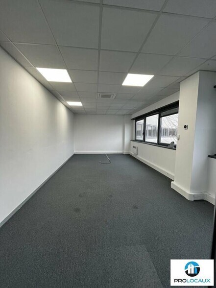 Bureau dans Roissy-en-France à vendre - Photo de l’immeuble – Image 3 sur 12