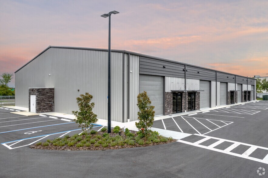 1802 Corporate Center Ln, Plant City, FL à louer - Photo principale – Image 1 sur 5