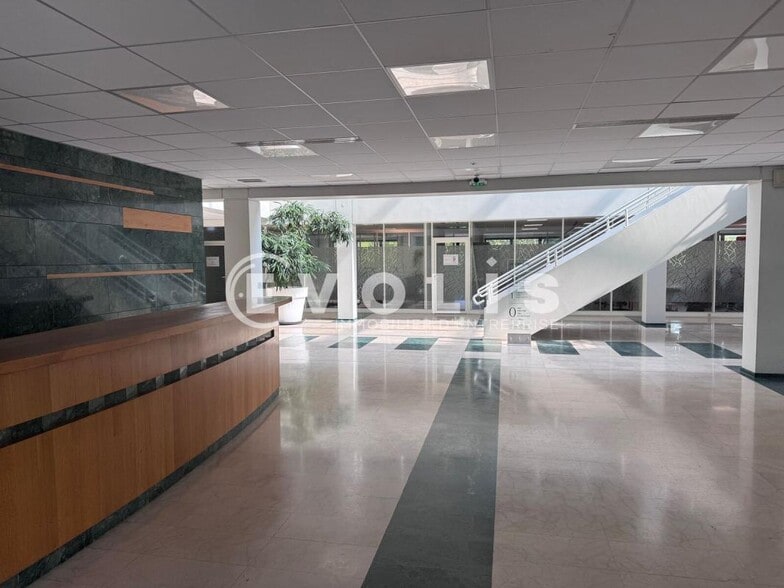 23 Rue Maryse Bastié, Bron à louer - Hall d’entrée – Image 3 sur 7