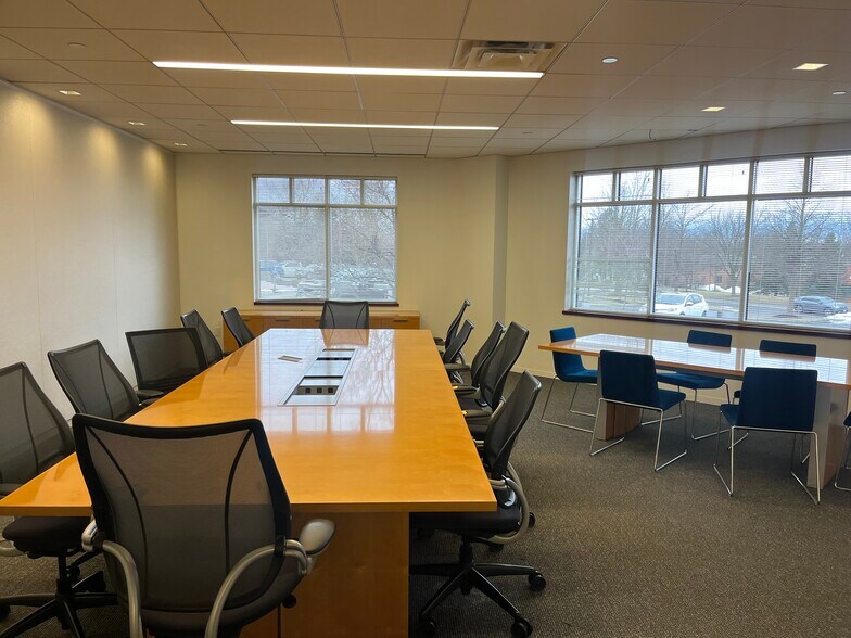 550 Essjay Rd, Williamsville, NY à louer - Photo intérieure – Image 2 sur 11