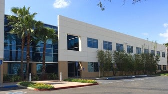 14320 Arminta St - immobilier d'entreprise
