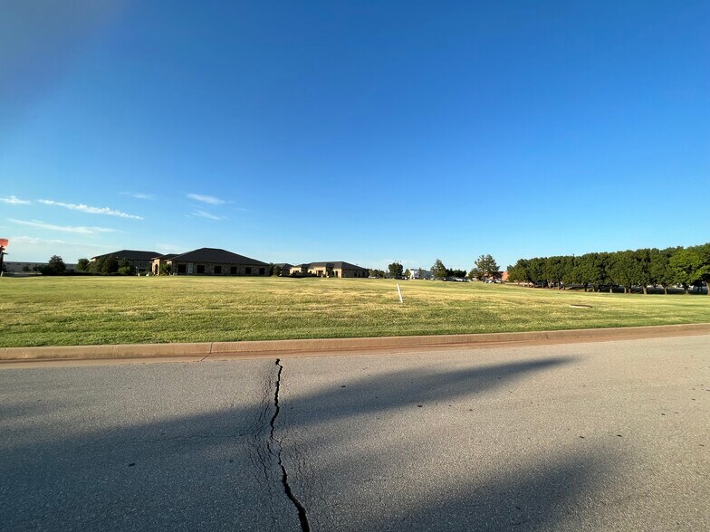 S Kelley Avenue, Edmond, OK à vendre - Photo principale – Image 1 sur 3