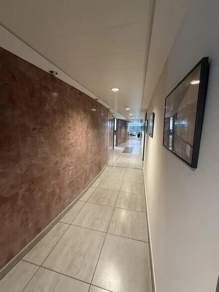 Bureau dans Fréjus à louer - Photo de l’immeuble – Image 1 sur 13