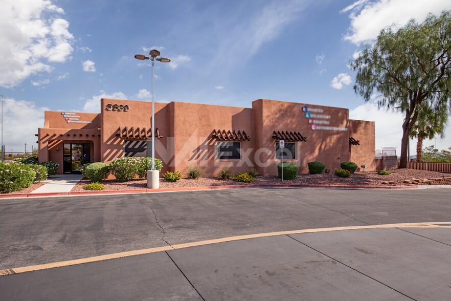 8630 W Cheyenne Ave, Las Vegas, NV à louer - Photo de l’immeuble – Image 1 sur 3
