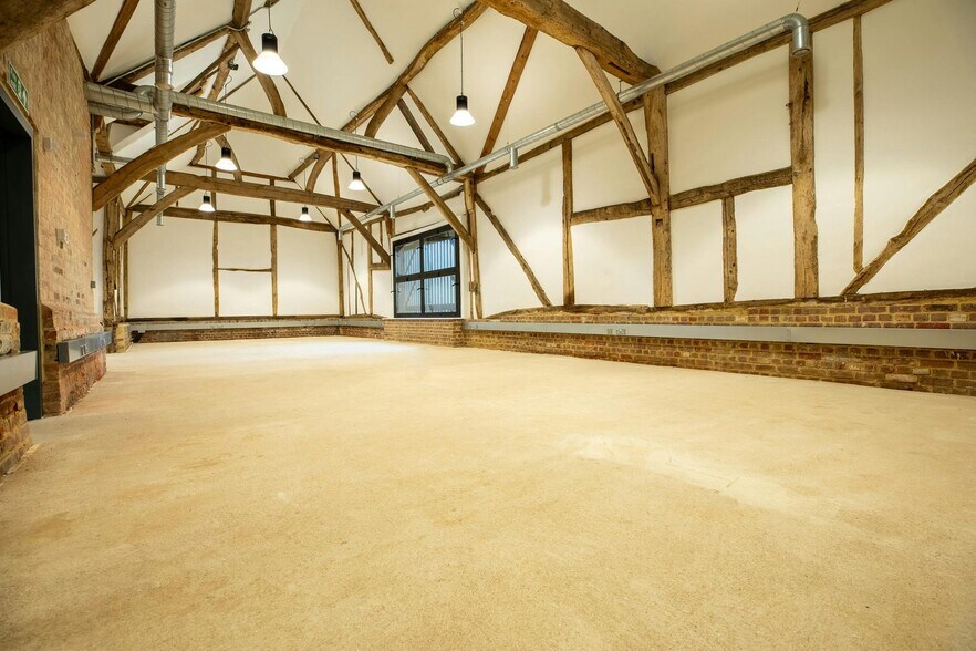 Manor Farm Barns, Hughenden Manor Estate, High Wycombe à louer - Photo de l’immeuble – Image 3 sur 10
