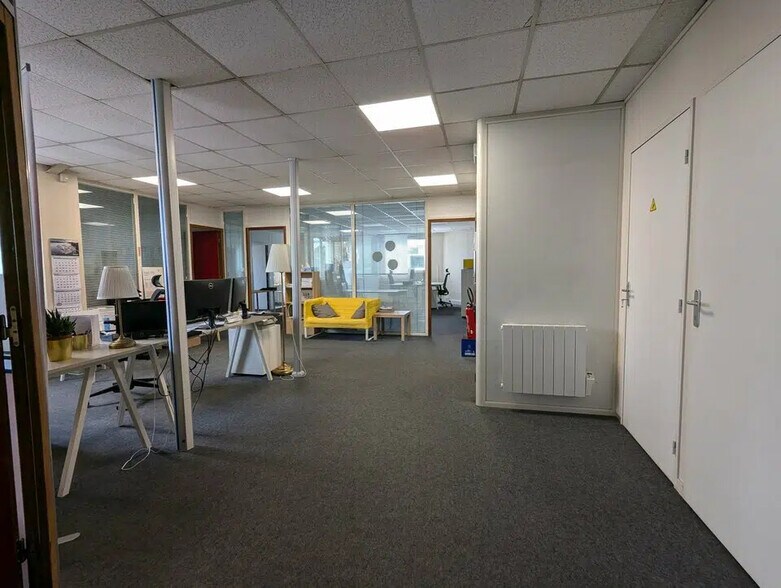 Bureau dans Le Petit-Quevilly à louer - Photo de l’immeuble – Image 2 sur 16