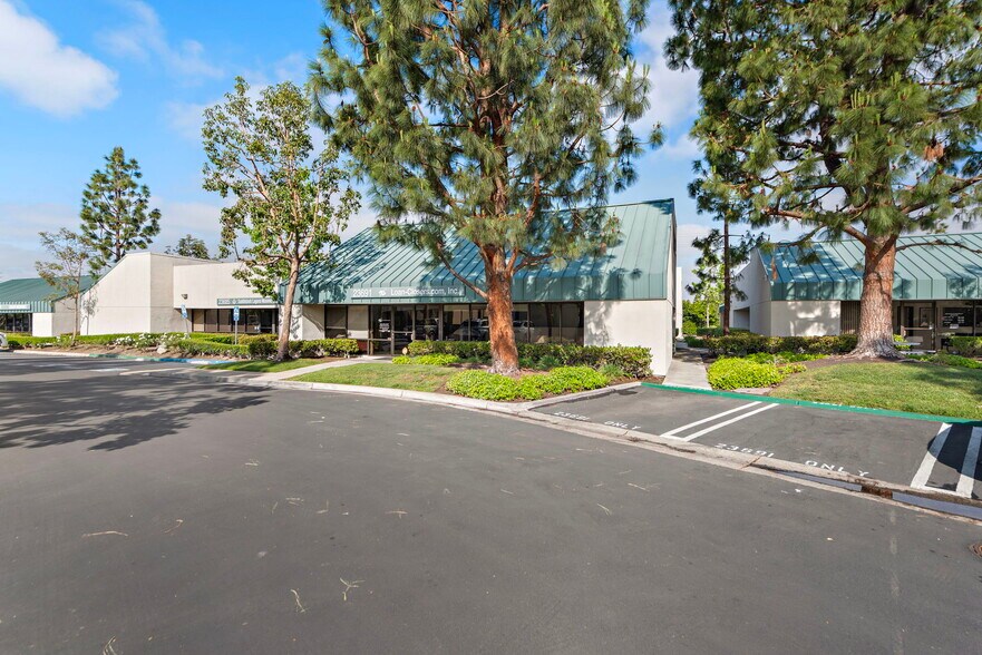 23691 Birtcher Dr, Lake Forest, CA à vendre - Photo de l’immeuble – Image 3 sur 13