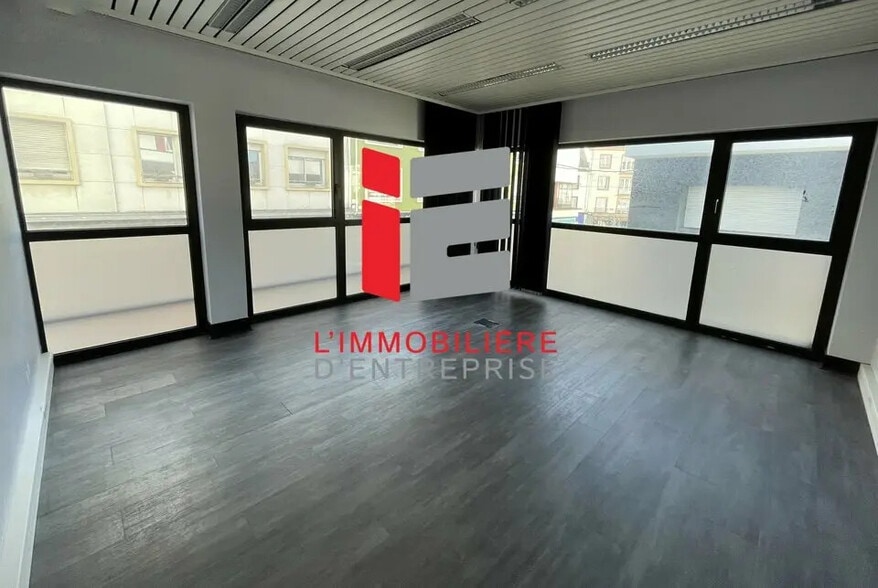 Local commercial dans Lorient à louer - Photo de l’immeuble – Image 1 sur 11
