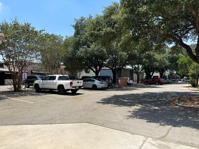 401 Main Plz, New Braunfels, TX à louer - Photo de l’immeuble – Image 3 sur 8
