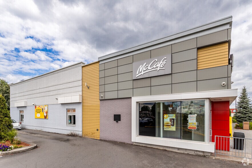 2180 Boul Des Laurentides, Laval, QC à louer - Photo de l’immeuble – Image 2 sur 4