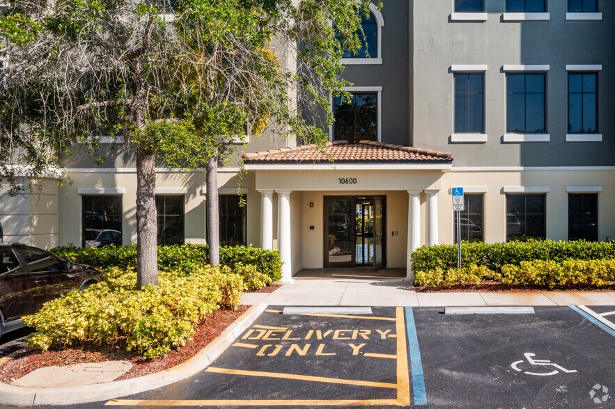 10600 Chevrolet Way, Estero, FL à louer - Photo de l’immeuble – Image 2 sur 10
