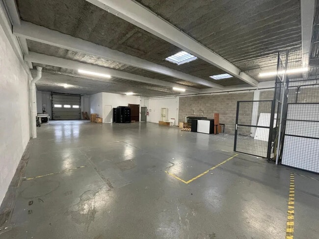 Plus de détails pour Bureau, Local d'activités à louer