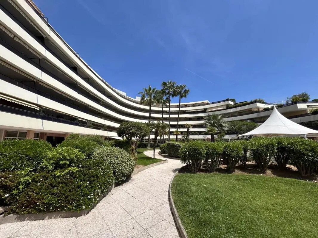 Local commercial dans Saint-Laurent-du-Var à vendre Photo de l’immeuble– Image 1 sur 14