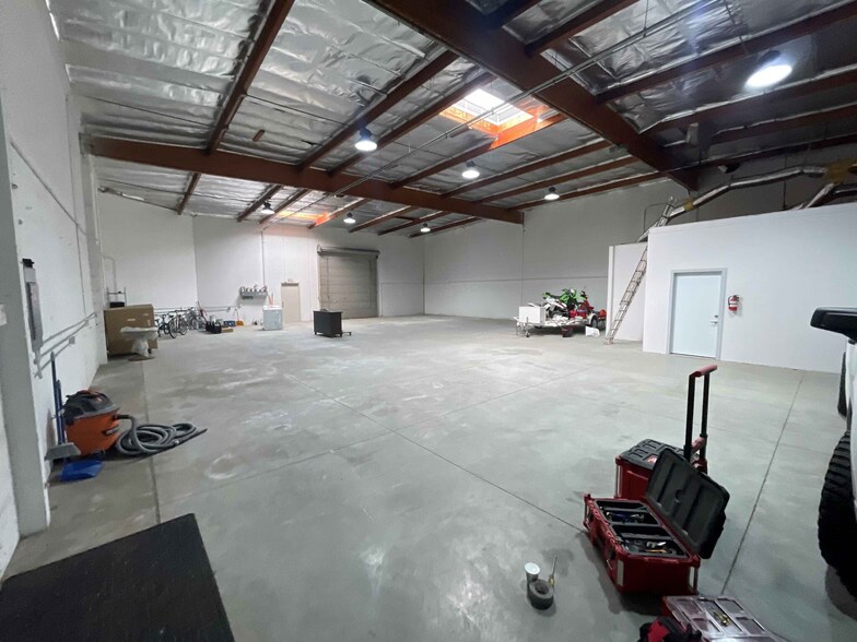 14714 Lull St, Van Nuys, CA à louer - Photo de l’immeuble – Image 2 sur 2