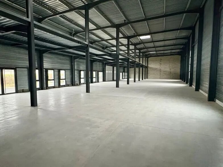 Local d'activités dans Bourgoin-Jallieu à vendre - Photo de l’immeuble – Image 3 sur 8