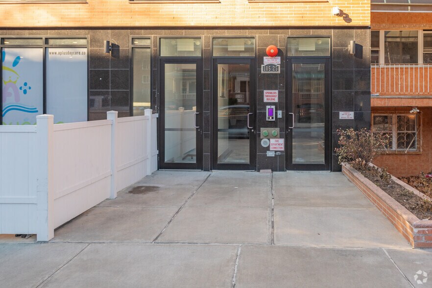 105-25 65th Rd, Forest Hills, NY à vendre - Photo de l’immeuble – Image 3 sur 9
