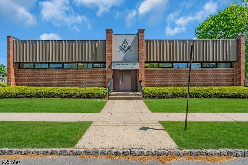 301 Forest Rd, Scotch Plains, NJ à vendre - Photo de l’immeuble – Image 1 sur 4