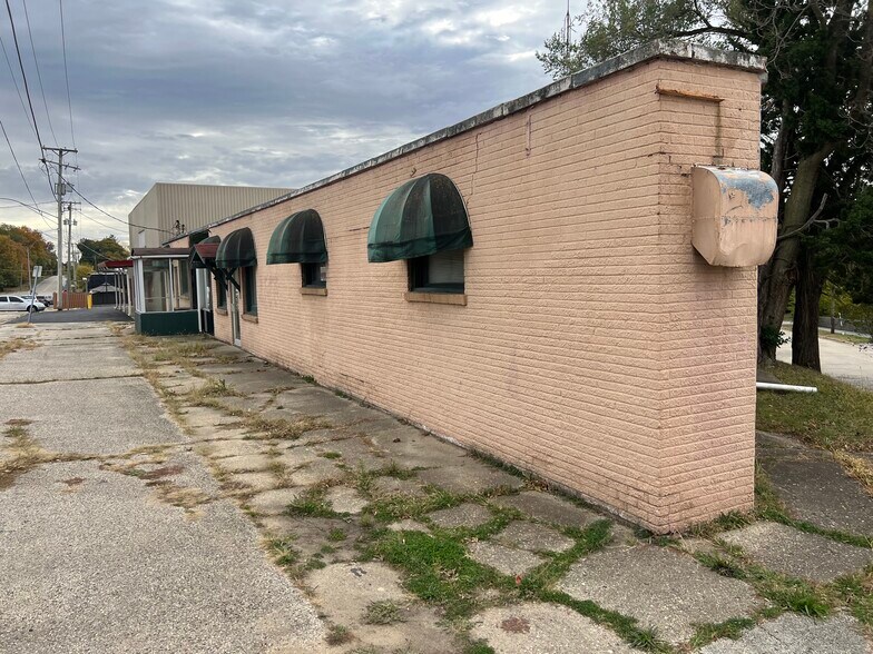 4415 Charles St, Rockford, IL à vendre - Photo de l’immeuble – Image 3 sur 4