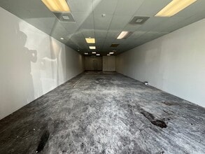 24450 Lyons Ave, Newhall, CA à louer Photo intérieure– Image 2 sur 5