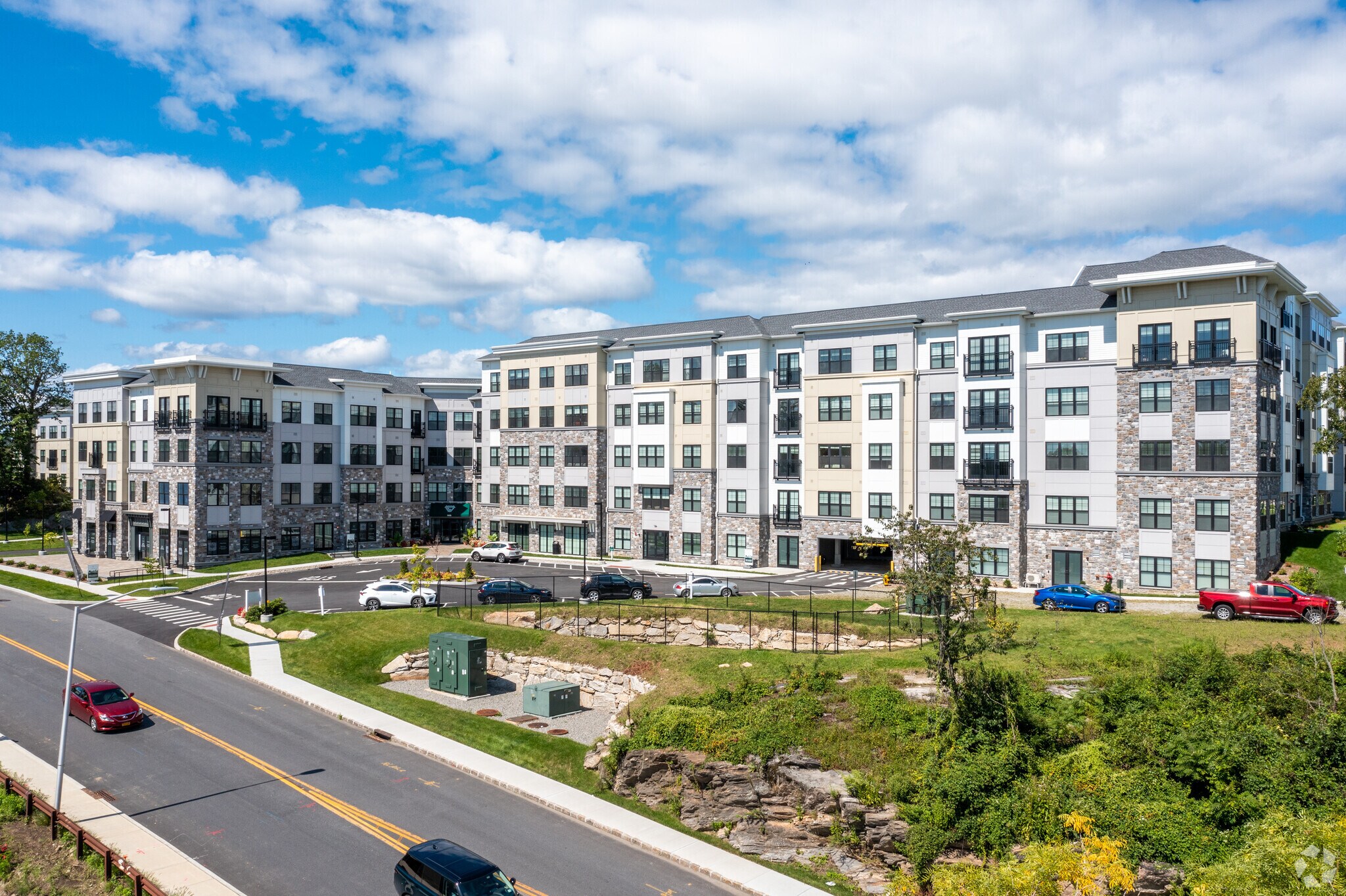 105 Corporate Park Dr, West Harrison, NY à louer Photo principale– Image 1 sur 85