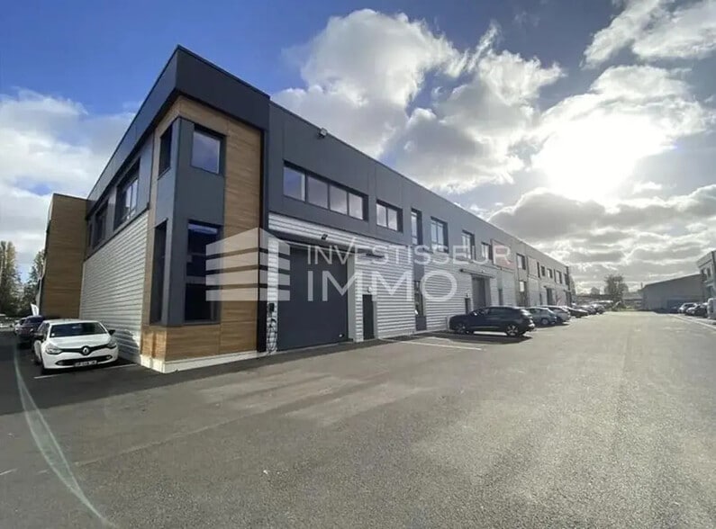 Local d’activités dans Villeneuve-la-Garenne à louer - Photo de l’immeuble – Image 2 sur 7