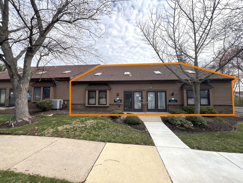 1609 Woodbourne Rd, Levittown, PA à louer - Photo de l’immeuble – Image 1 sur 10