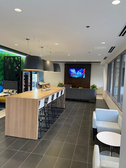 250 E 96th St, Indianapolis, IN à louer - Photo de l’immeuble – Image 3 sur 6