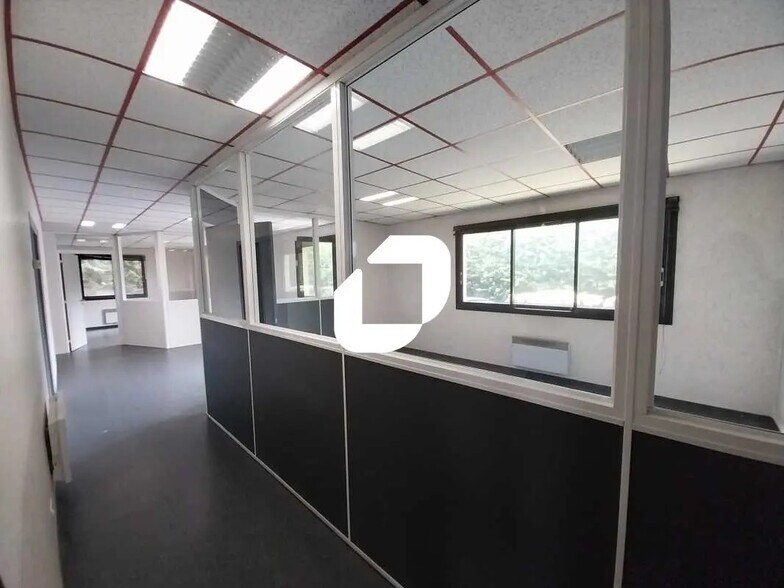 Bureau dans BOISSY-L'AILLERIE à louer - Photo de l’immeuble – Image 1 sur 17