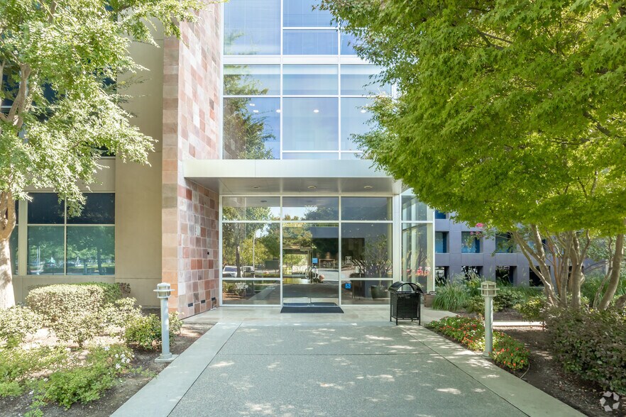 2850 Gateway Oaks Dr, Sacramento, CA à louer - Photo de l’immeuble – Image 2 sur 8