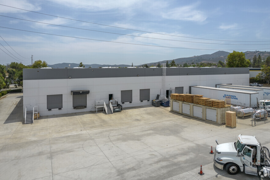 510 Corporate Dr, Escondido, CA à louer - Photo de l’immeuble – Image 2 sur 4
