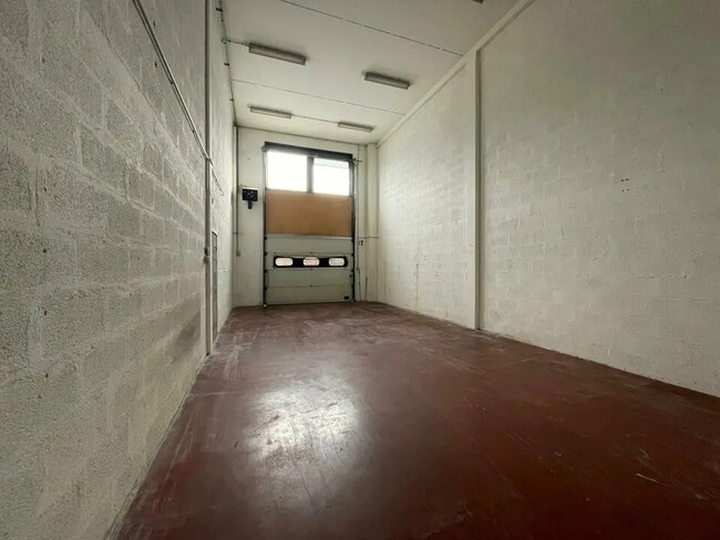 Plus de détails pour Local d'activités à louer