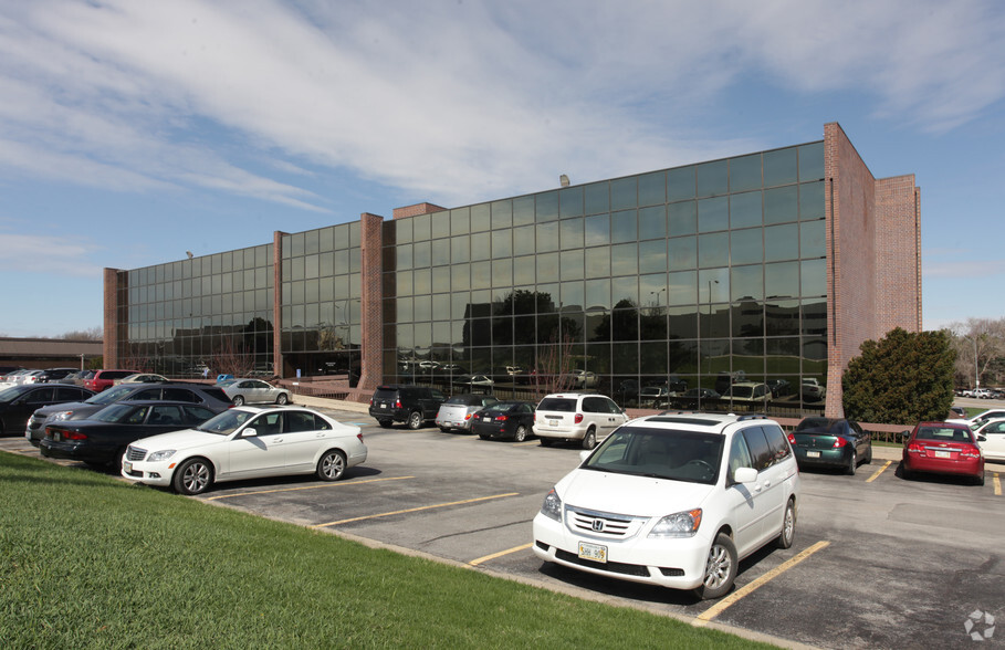 770 N Cotner Blvd, Lincoln, NE à louer - Photo de l’immeuble – Image 3 sur 4