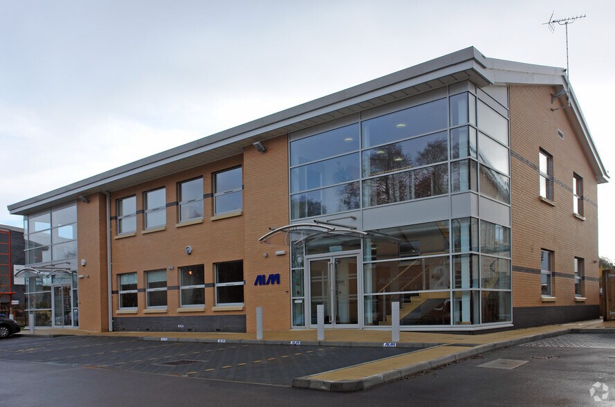 Balcombe Rd, Crawley à louer - Photo de l’immeuble – Image 2 sur 20
