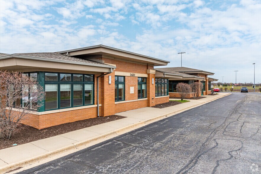 3420 Lacrosse Ln, Naperville, IL à louer - Photo de l’immeuble – Image 2 sur 11