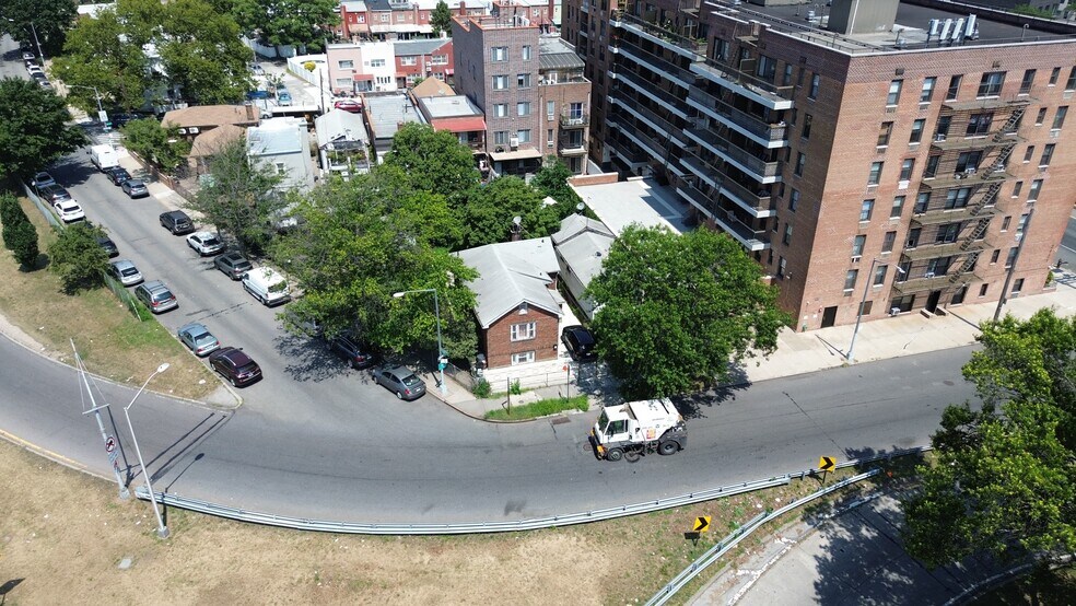 2109 Shore Pky, Brooklyn, NY à vendre - Photo de l’immeuble – Image 2 sur 2