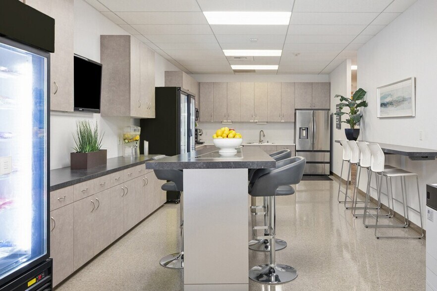 120 Vantis, Aliso Viejo, CA à louer - Photo de l’immeuble – Image 2 sur 10