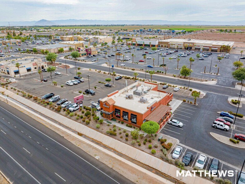2421 Cottonwood Dr, El Centro, CA à vendre - Photo de l’immeuble – Image 2 sur 4