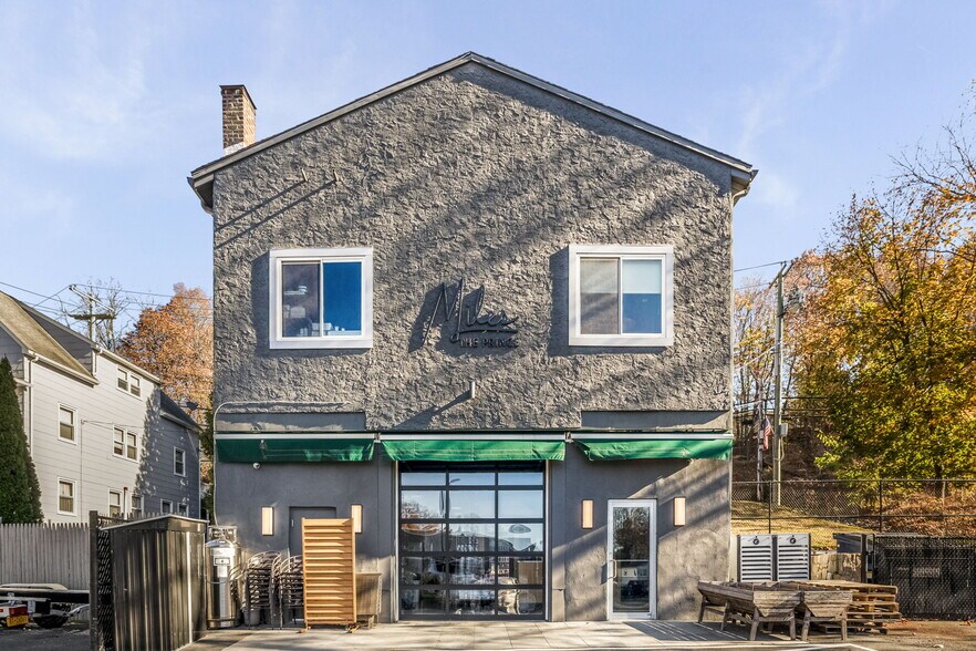 873 N Broadway, White Plains, NY à louer - Photo de l’immeuble – Image 3 sur 12