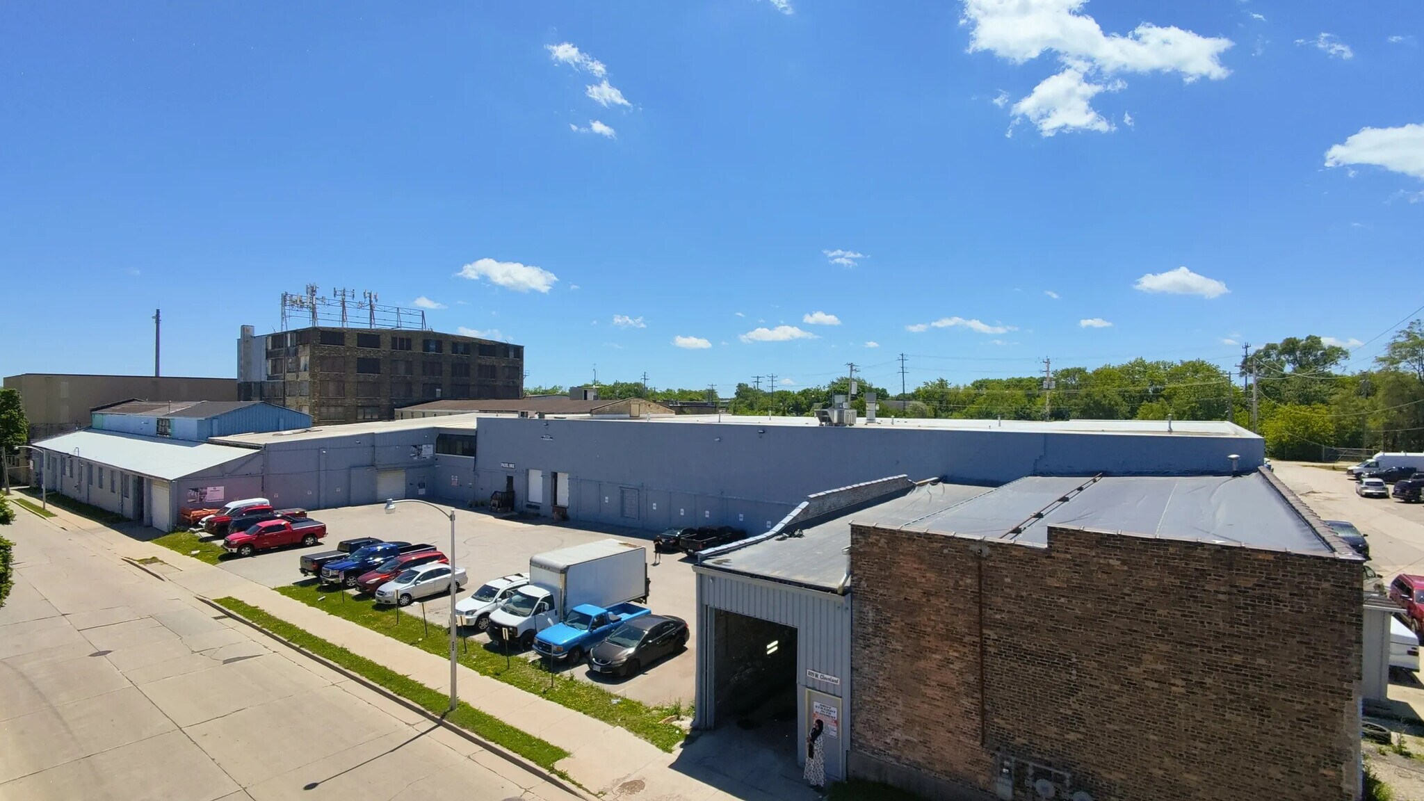 737 W Cleveland St, Milwaukee, WI à louer Photo de l’immeuble– Image 1 sur 15