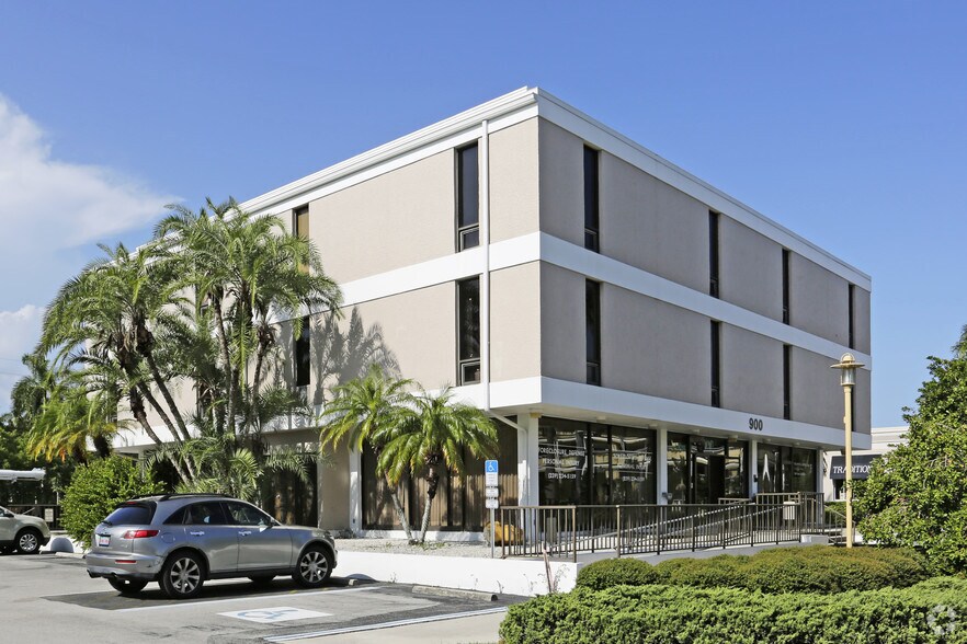 900 6th Ave S, Naples, FL à louer - Photo de l’immeuble – Image 3 sur 10