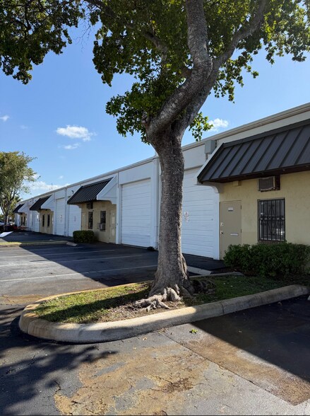 2101-2251 SW 59th Ave, West Park, FL à louer - Photo de l’immeuble – Image 1 sur 3