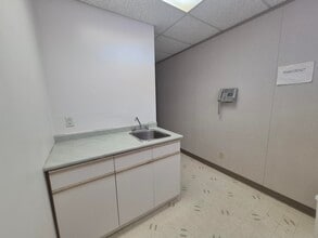 21 Concourse Gate, Ottawa, ON à louer Photo intérieure– Image 2 sur 4