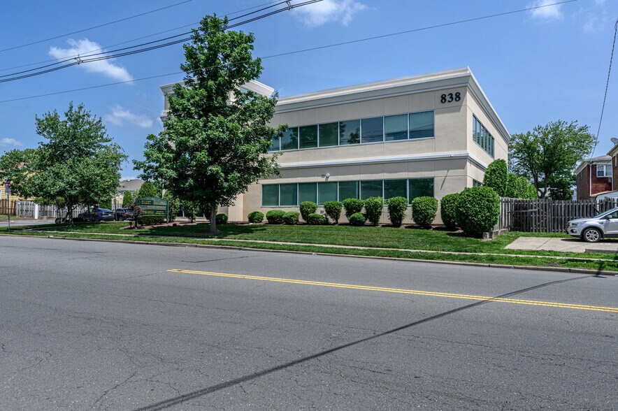 838 Green St, Iselin, NJ à louer - Photo de l’immeuble – Image 1 sur 17