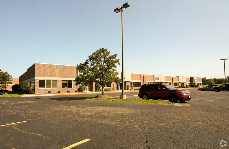 555 Frost Rd, Streetsboro, OH à louer - Photo principale – Image 1 sur 10