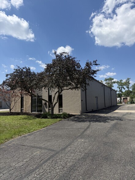 646 Ajax Dr, Madison Heights, MI à vendre - Photo de l’immeuble – Image 2 sur 6