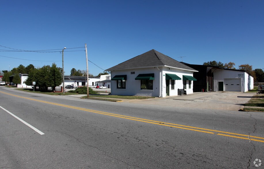 308-320 W Main St, Clayton, NC à louer - Photo principale – Image 1 sur 9