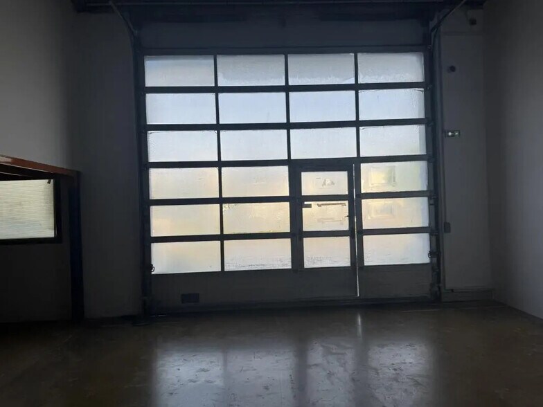 Local d’activités dans Villejust à louer - Photo de l’immeuble – Image 2 sur 4