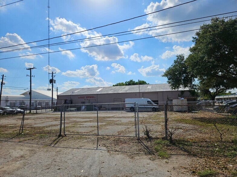5111 Jensen Dr, Houston, TX à louer - Photo de l’immeuble – Image 3 sur 12