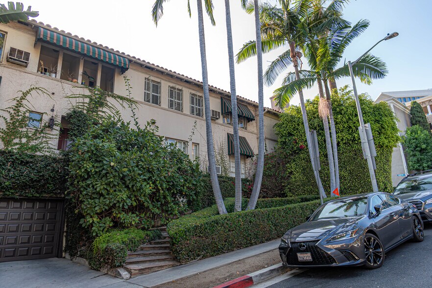 8468 Fountain Ave, West Hollywood, CA à vendre - Photo de l’immeuble – Image 3 sur 19